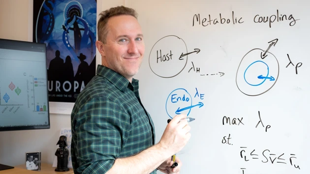 Eric Libby som skriver på en whiteboard
