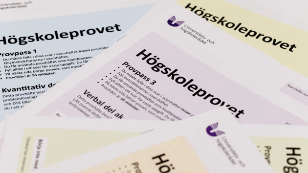 Högskoleprov som ligger på ett bord.