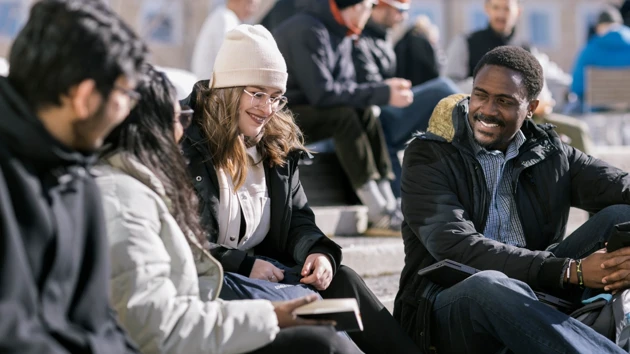 Internationella studenter utanför Lindellhallen.