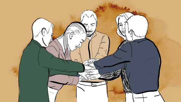 En grupp personer står i en ring med händerna tillsammans i mitten.