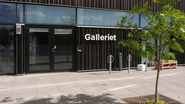 Konsthögskolans galleri, entré mot älven