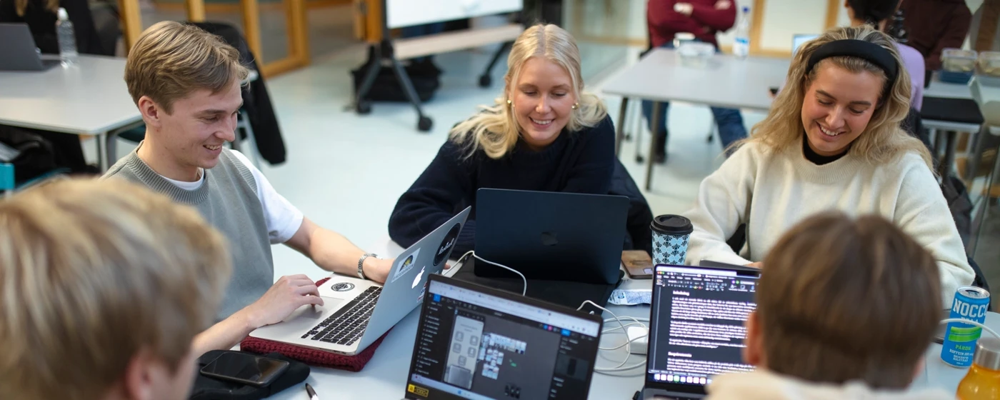 Studenter grupparbetar i MIT-huset