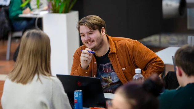 Studenter som grupparbetar i Teknikhuset.