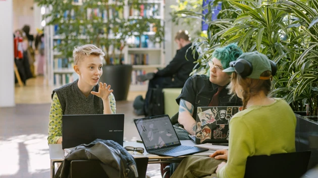 Studenter pluggar inne på UB